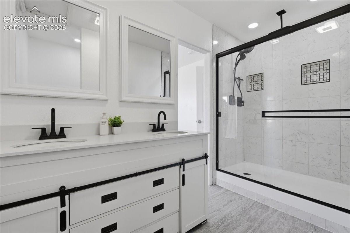 Listing photo 13 for 676 E Heron Drive