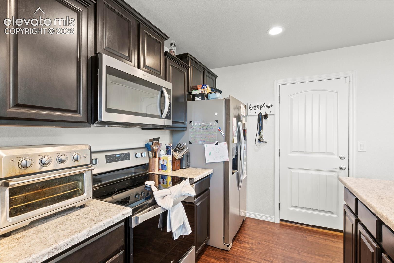 Listing photo 12 for 924 Bidwell Drive