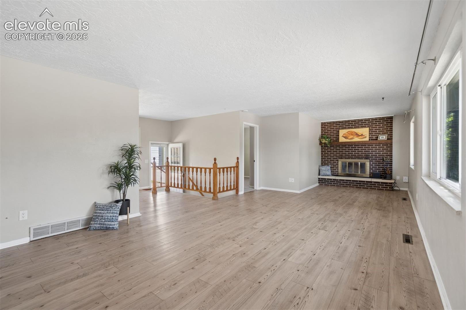 Listing photo 8 for 408 Elmwood Drive