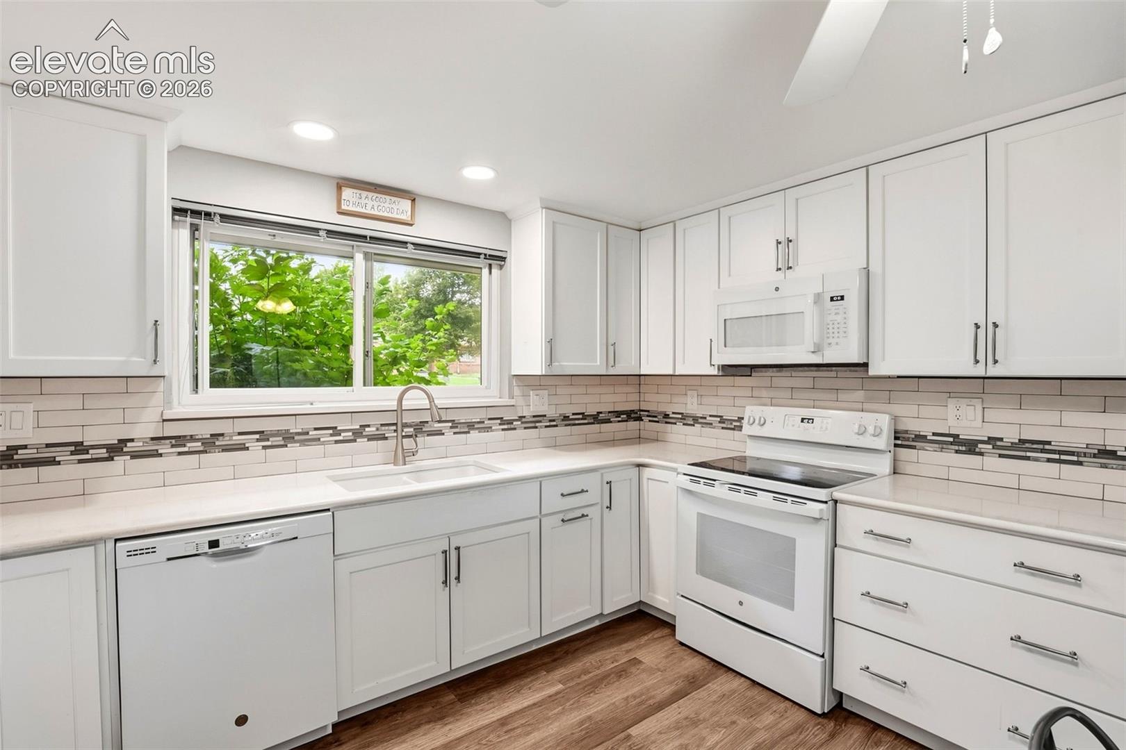 Listing photo 2 for 1442 Bellaire Drive