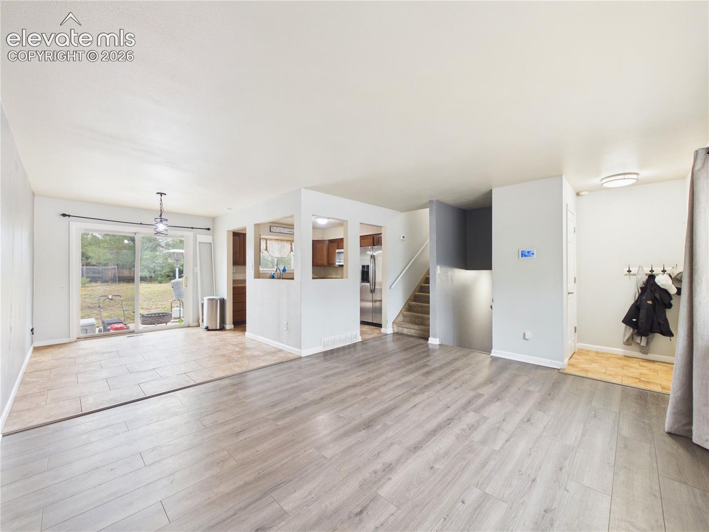 Listing photo 5 for 1945 Mineola Street