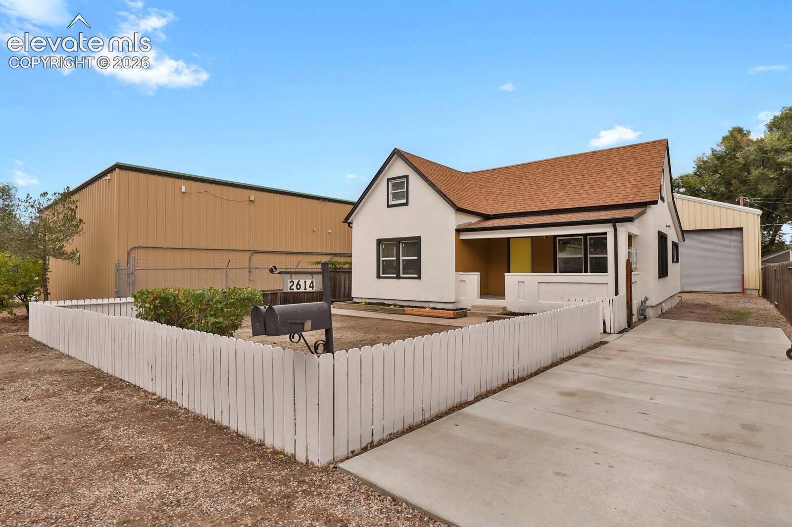 Listing photo 8 for 2614 Gunnison Street