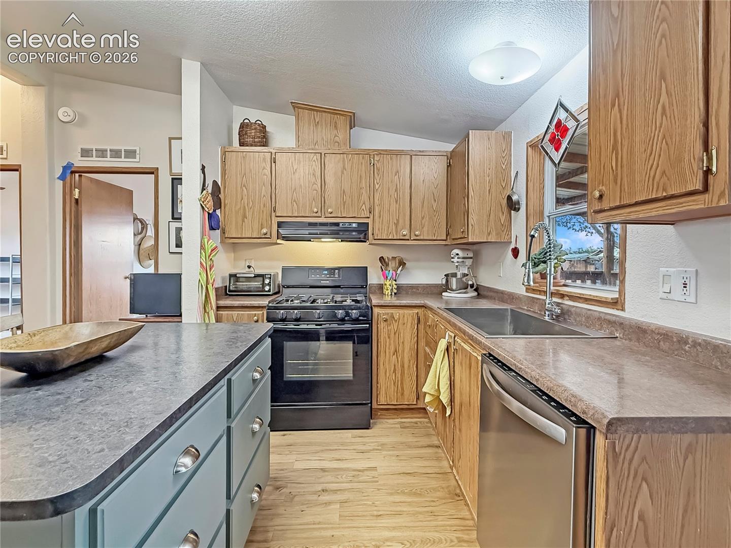 Listing photo 10 for 2620 Lowell Avenue