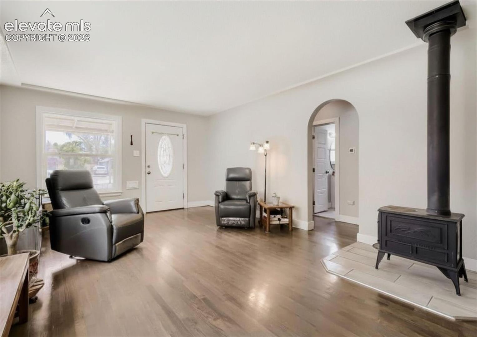 Listing photo 3 for 749 W Corona Avenue