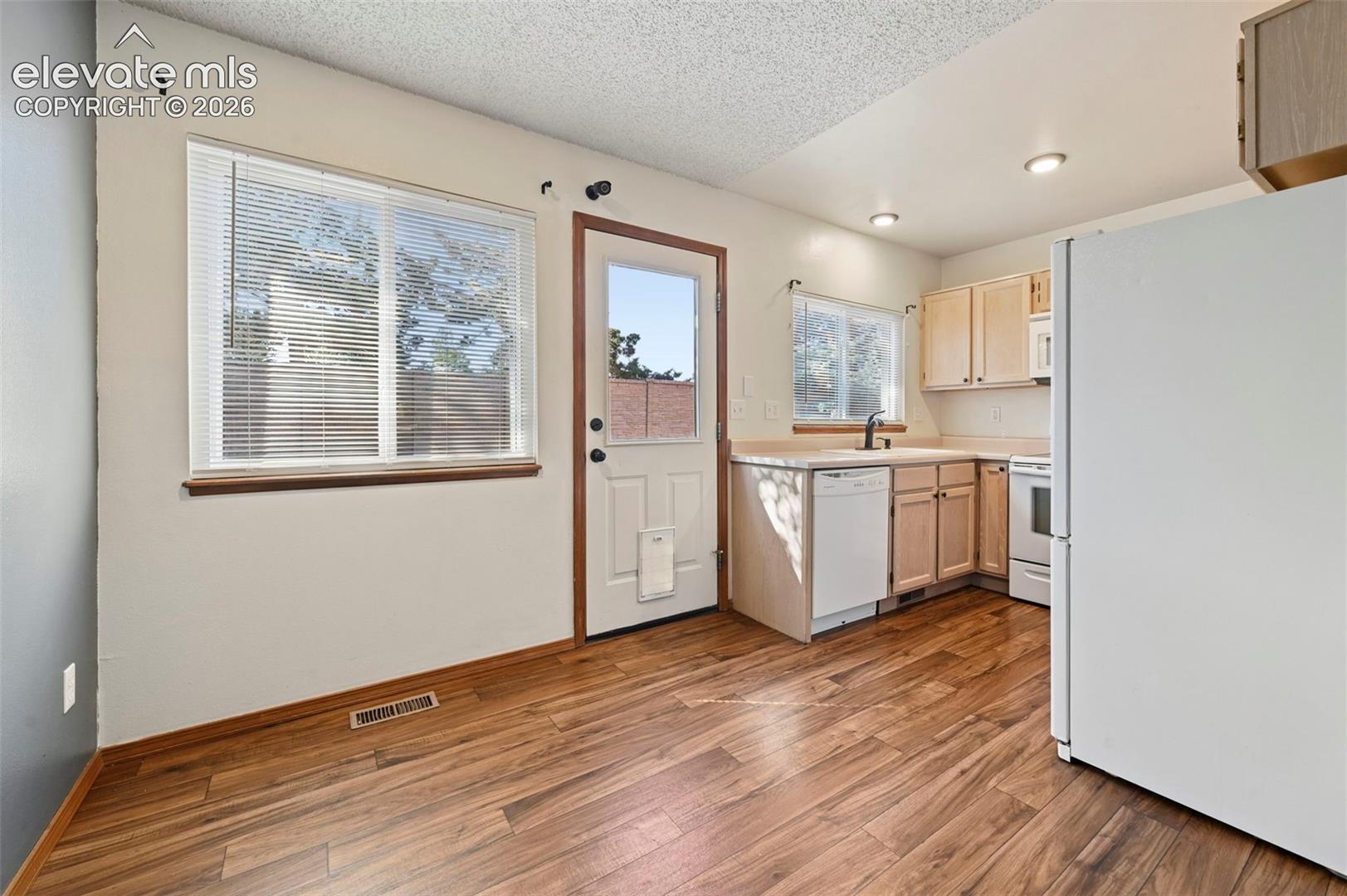 Listing photo 5 for 5079 Stillwater Drive