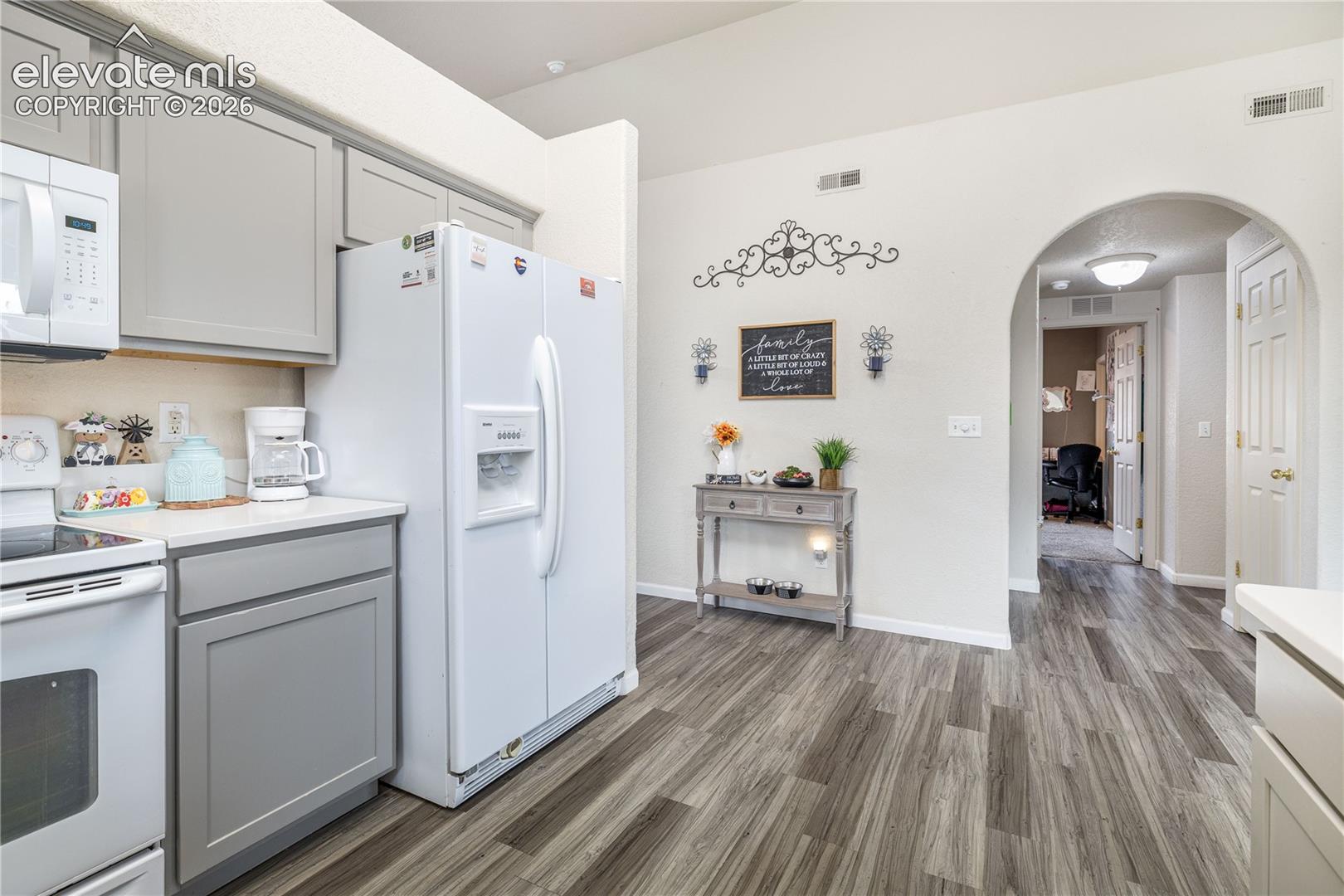 Listing photo 12 for 938 Cedarcrest Drive
