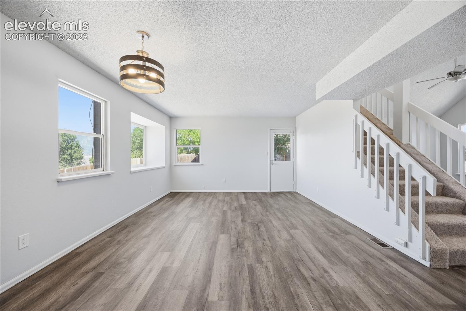 Listing photo 8 for 4571 Sunnyhill Drive