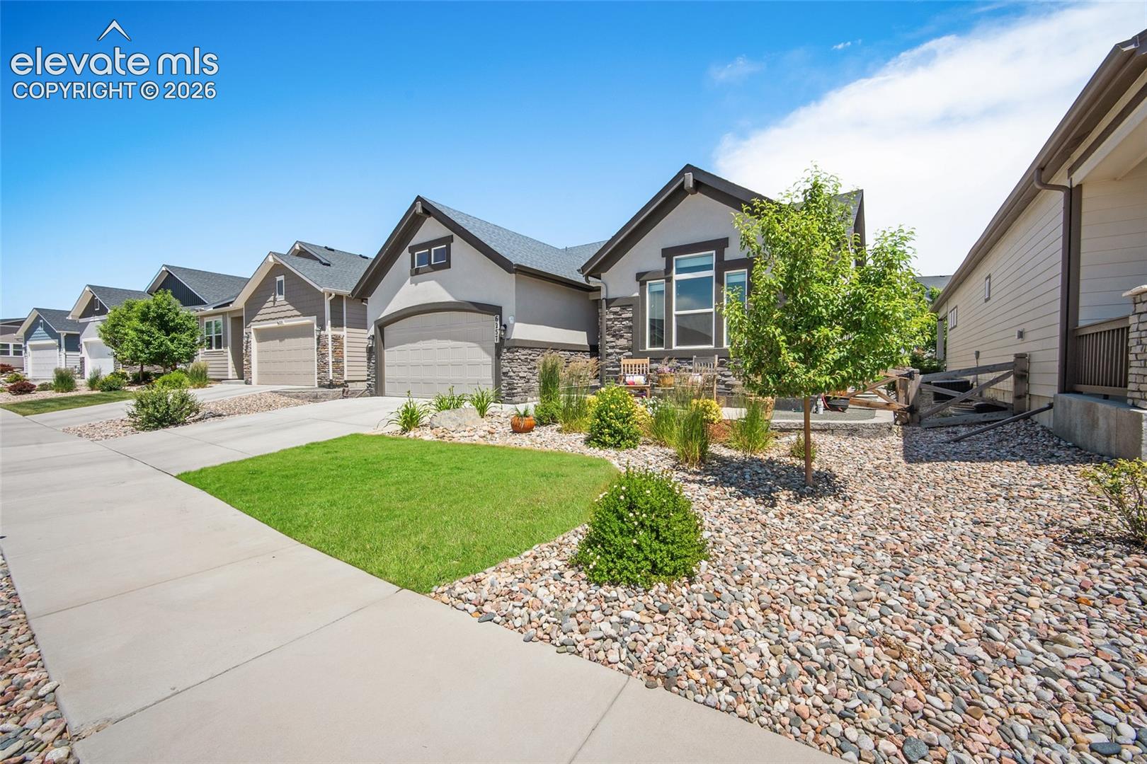 6257 Lochside View
