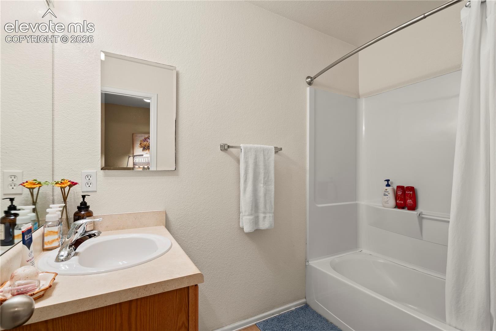 Listing photo 15 for 8234 Meadowcrest Drive