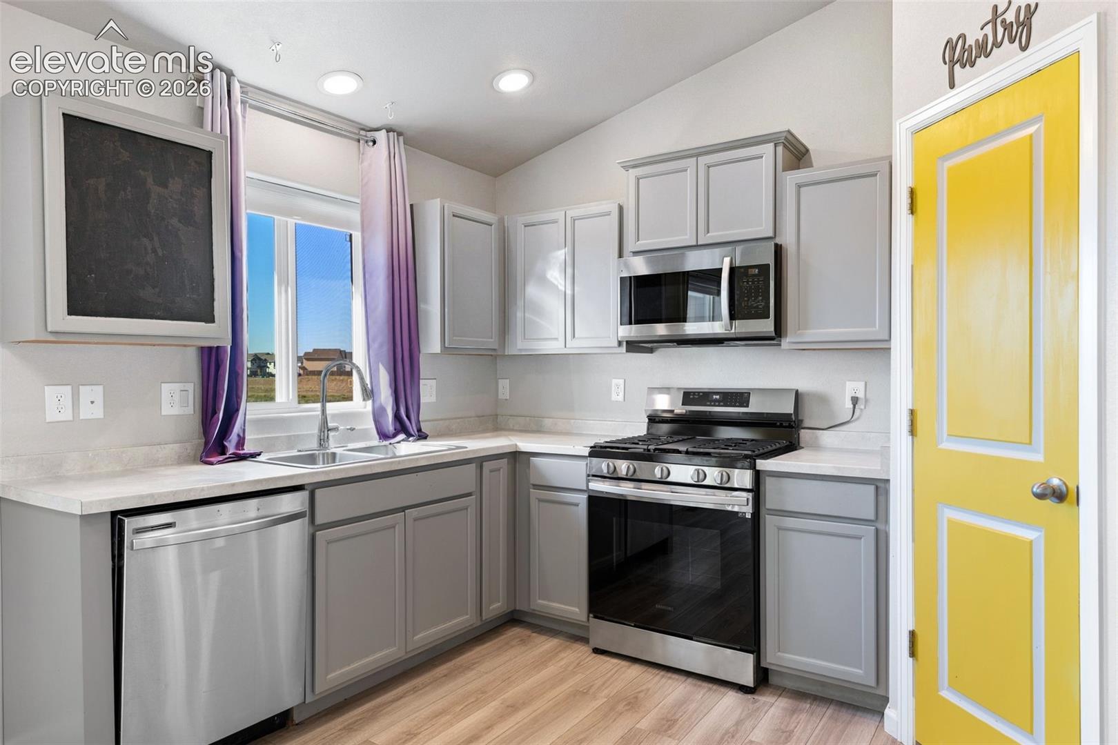 Listing photo 12 for 10621 Castor Drive