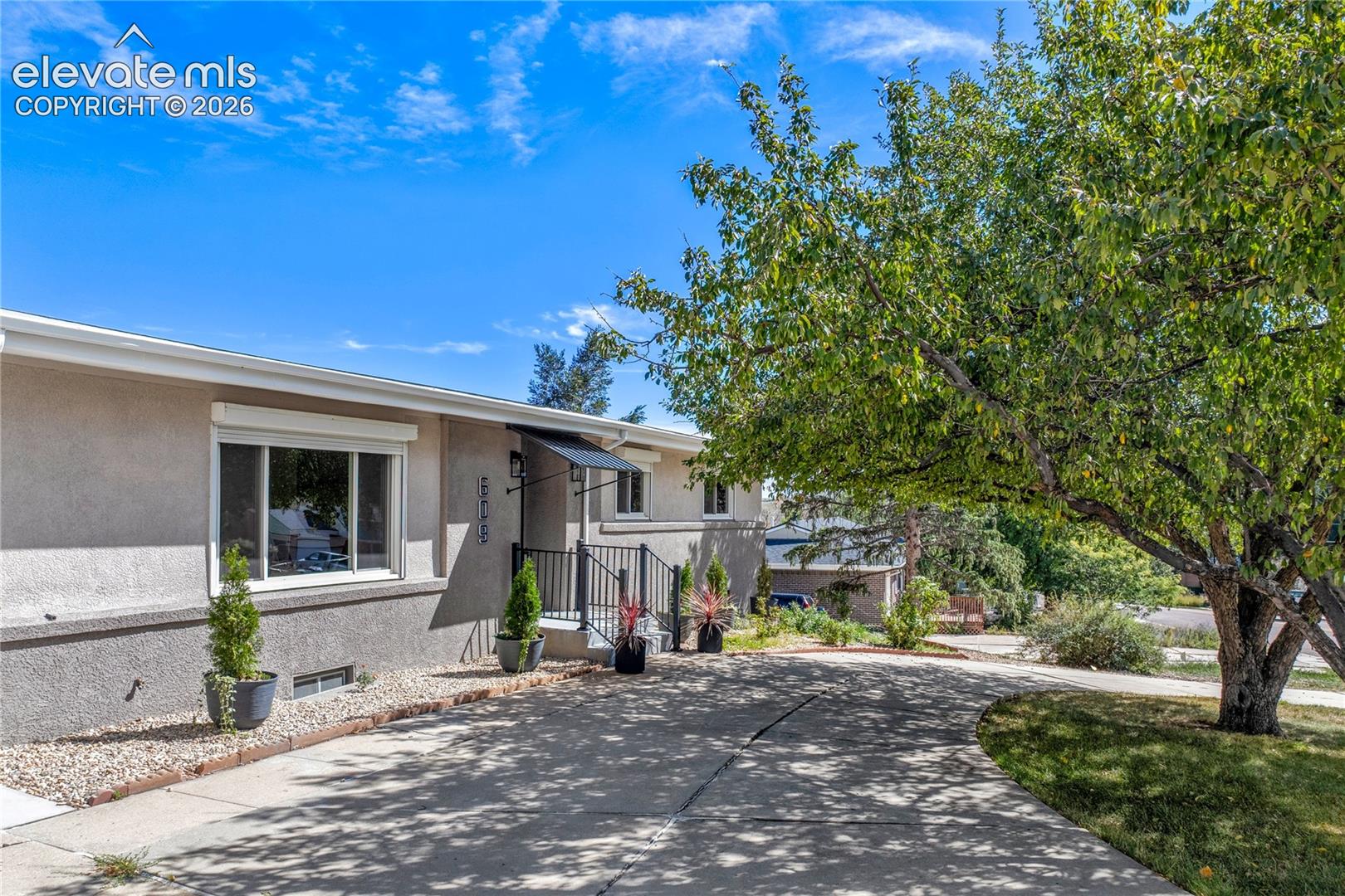 Listing photo 5 for 609 Crestridge Avenue