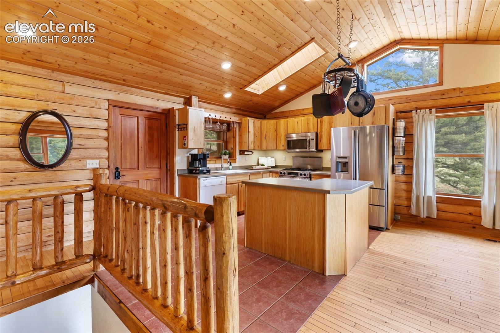 Listing photo 13 for 918 Douglas Fir Drive