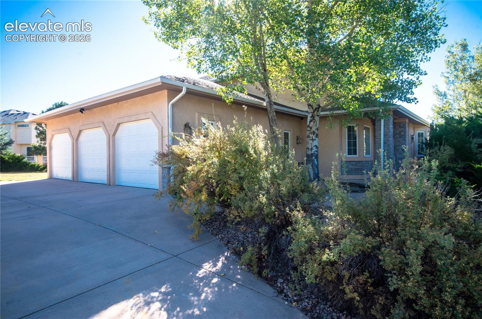 Listing photo 3 for 19558 Fox Trail Way