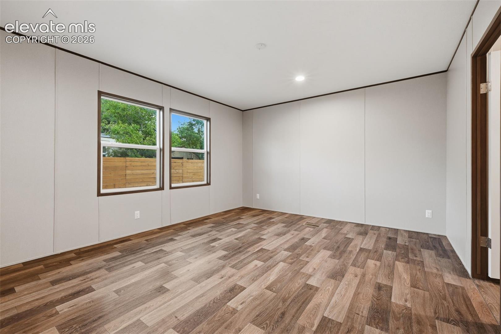 Listing photo 21 for 281 E Stewart Drive