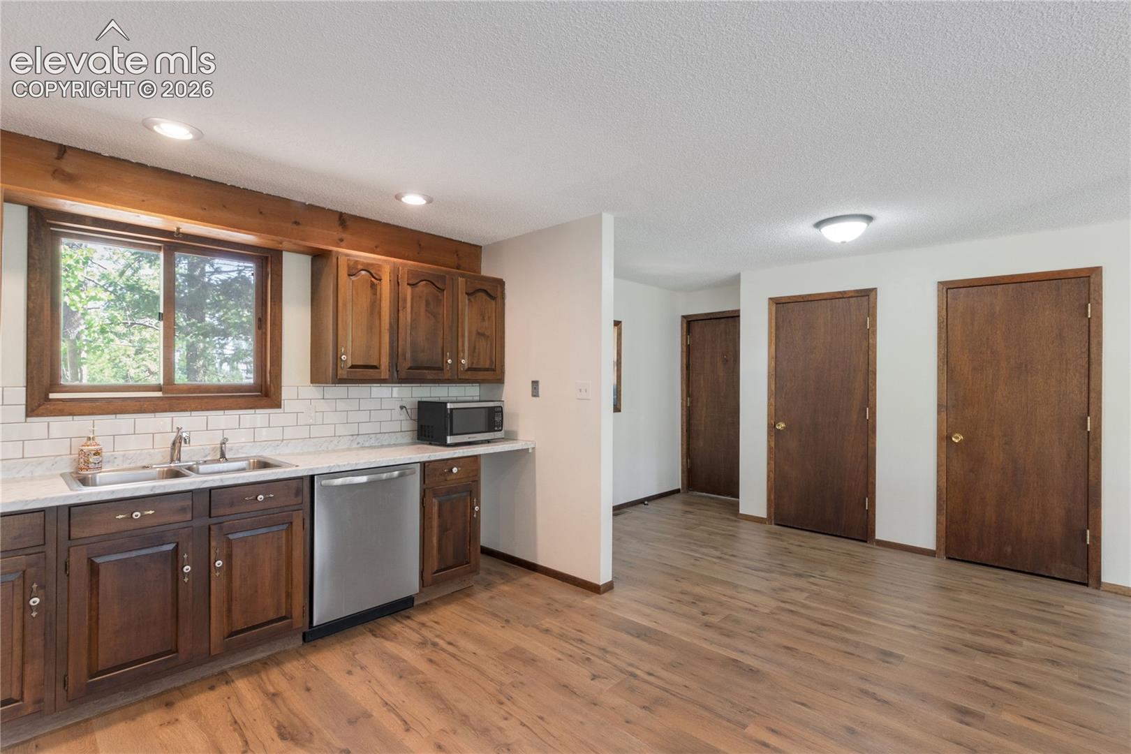 Listing photo 14 for 1257 W Midland Avenue