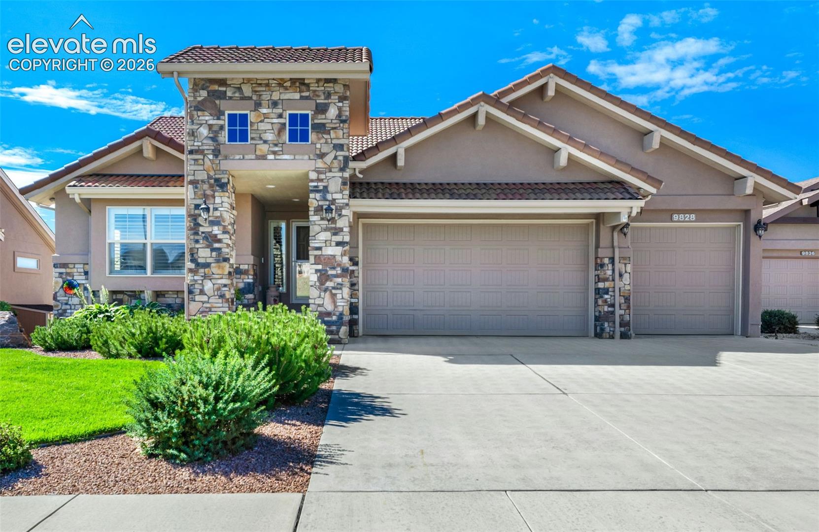 Listing photo 2 for 9828 Surrey Run Drive