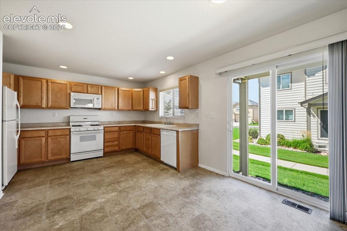 Listing photo 2 for 17612 Quarry Way