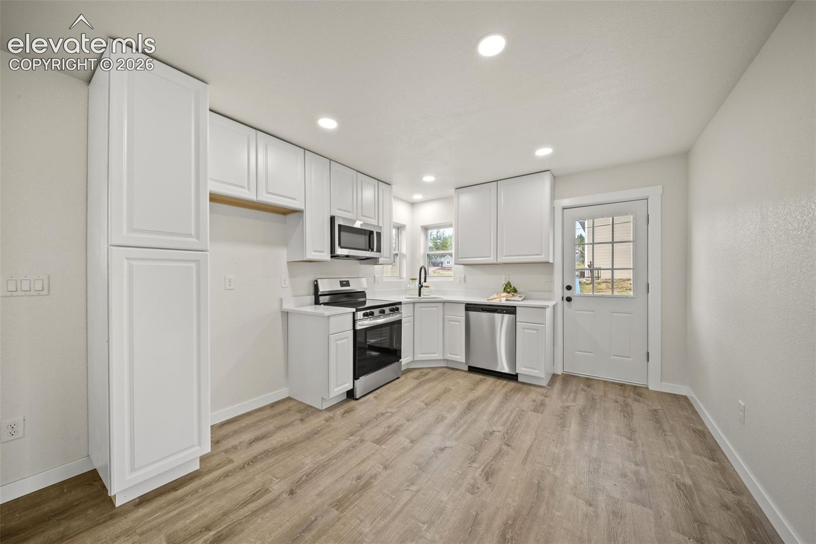Listing photo 9 for 107 E May Avenue