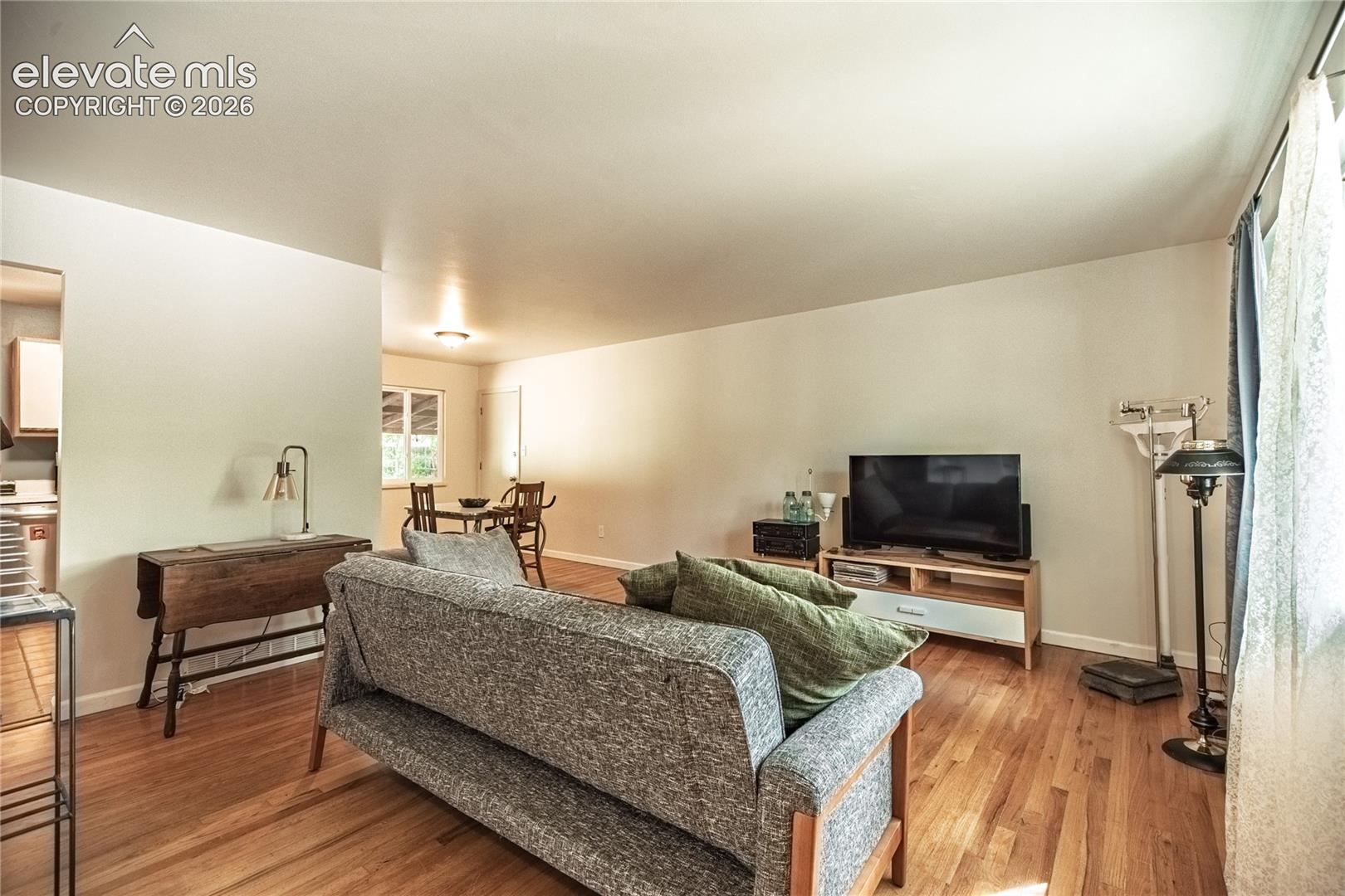 Listing photo 4 for 2512 E La Salle Street