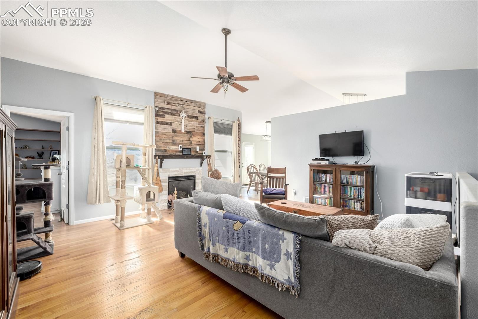 Listing photo 2 for 830 Winebrook Way