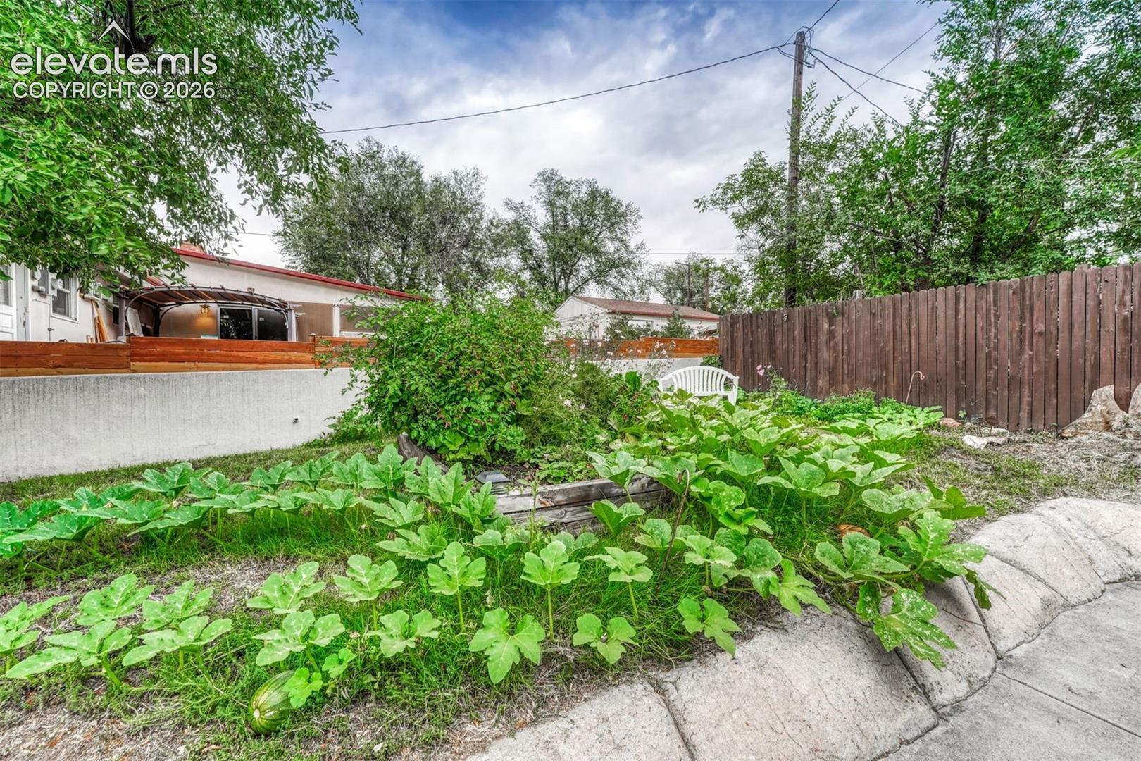 Listing photo 42 for 1900 E San Rafael Street