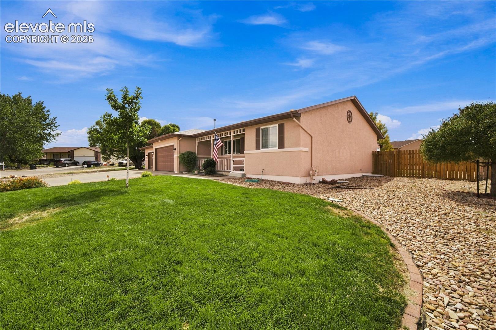 Listing photo 3 for 635 E Inca Court