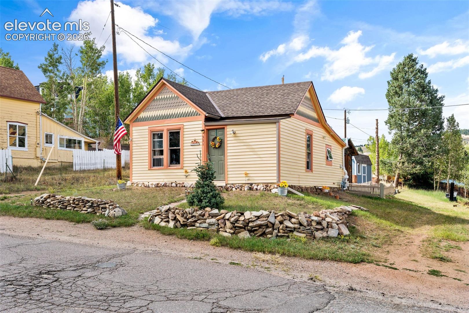 Listing photo 2 for 331 E Golden Avenue