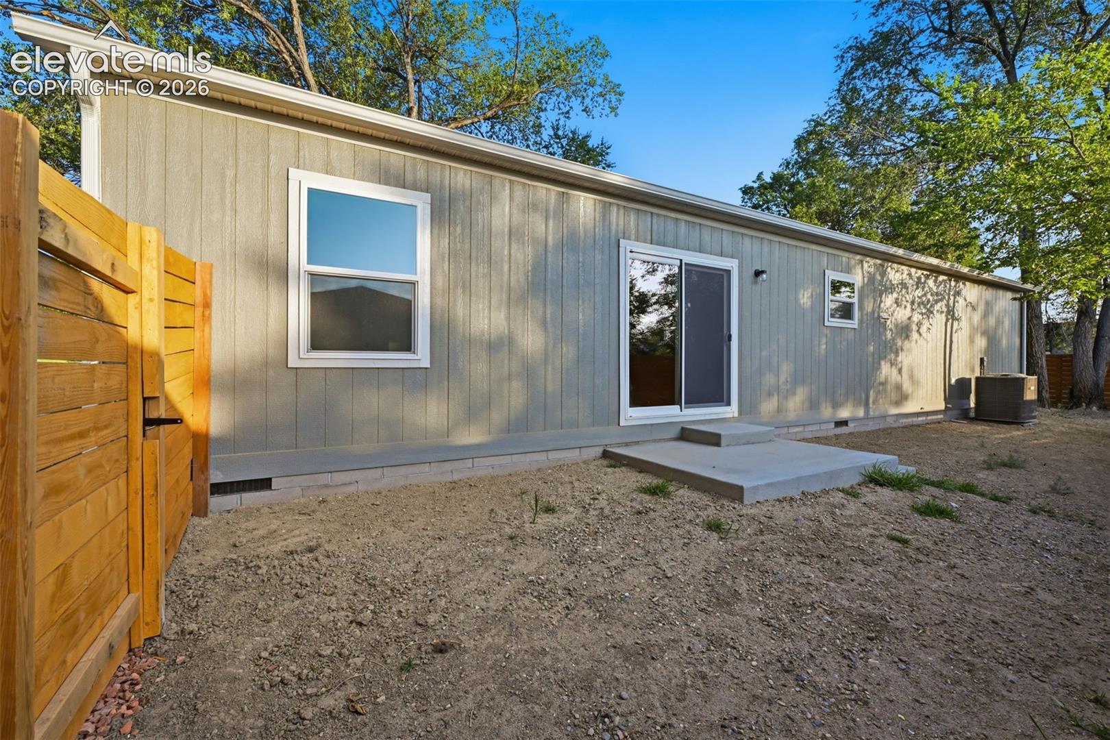 Listing photo 5 for 281 E Stewart Drive