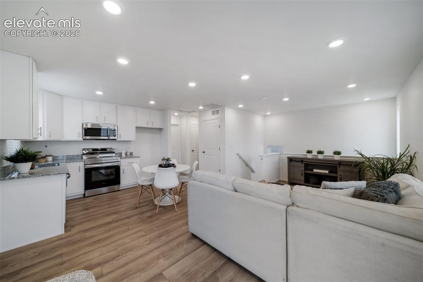Listing photo 12 for 5811 Bowerman Lane