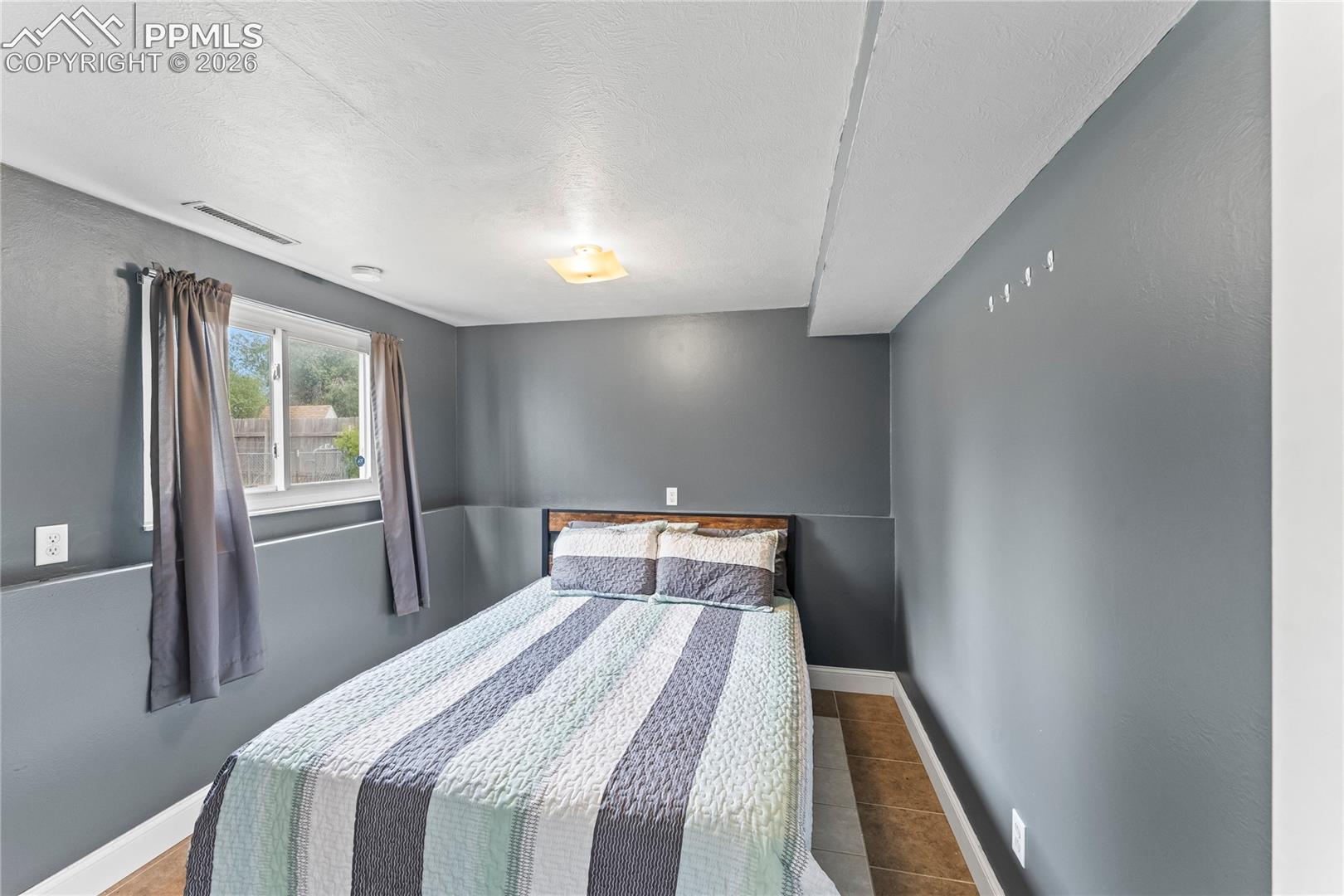 Listing photo 11 for 1325 Southmoor Drive