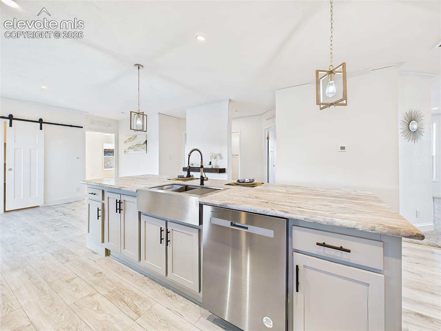 Listing photo 16 for 893 S Greenway Avenue