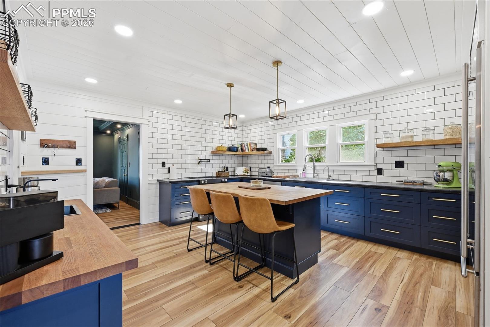 Listing photo 8 for 937 E Costilla Street