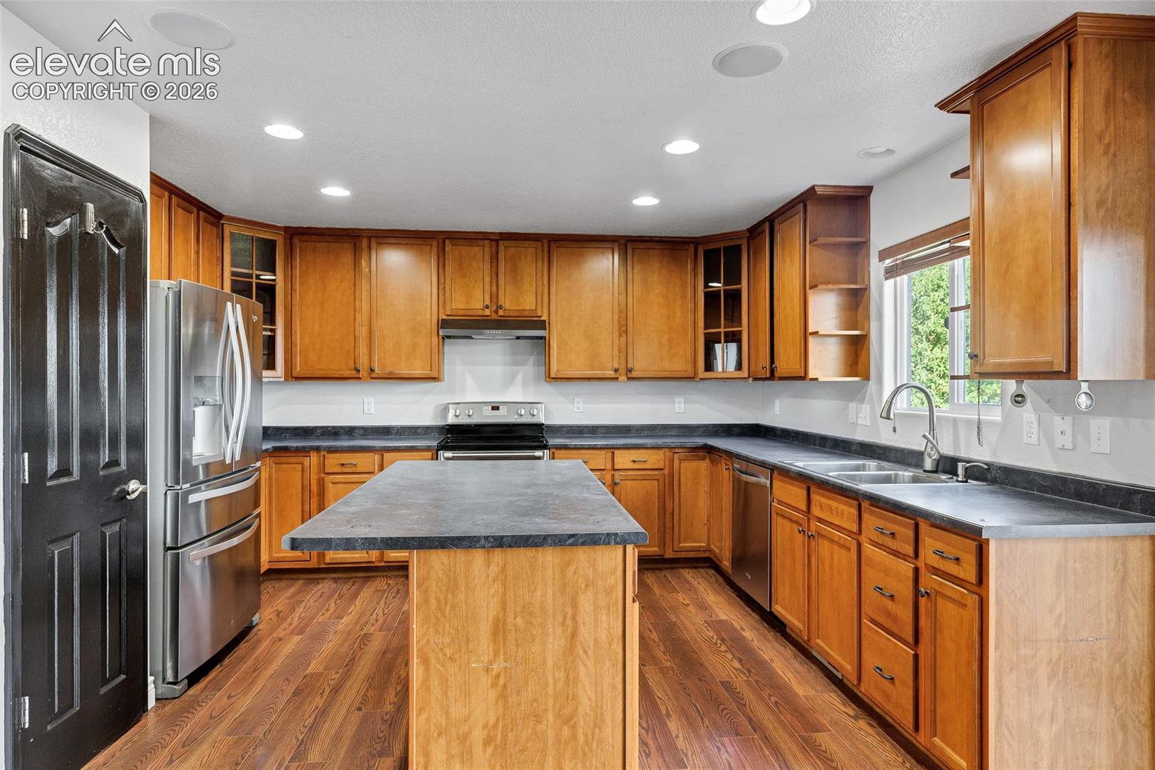 Listing photo 10 for 831 Merrimack River Way