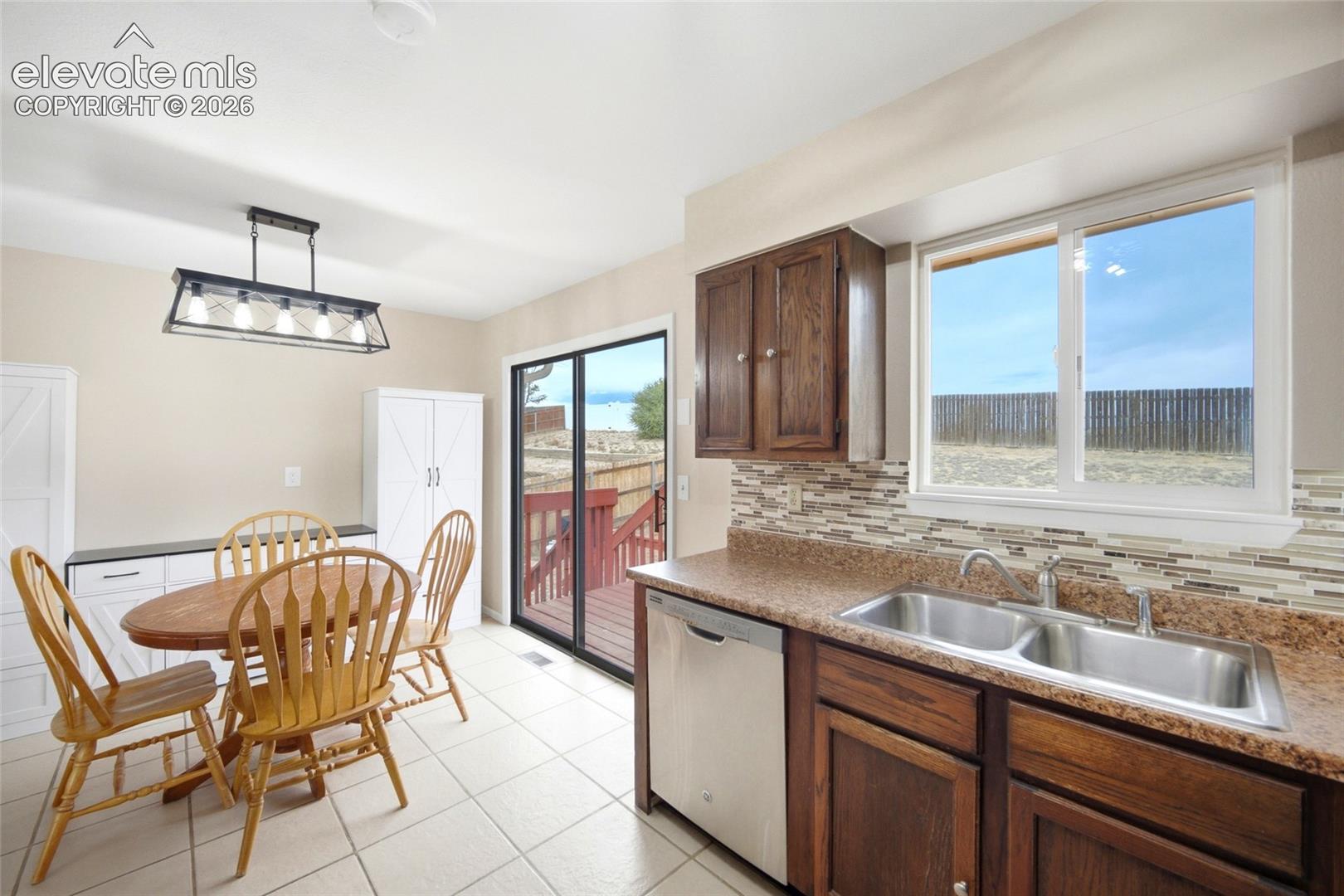 Listing photo 10 for 6735 Blue River Way