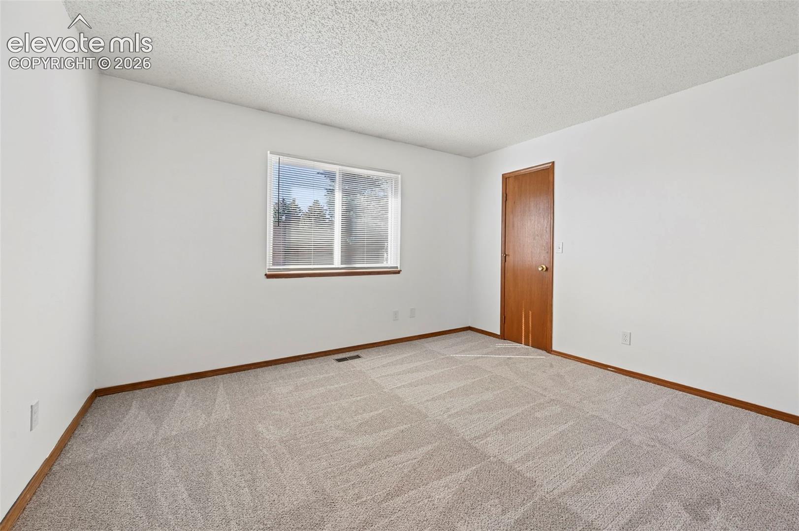 Listing photo 8 for 5079 Stillwater Drive