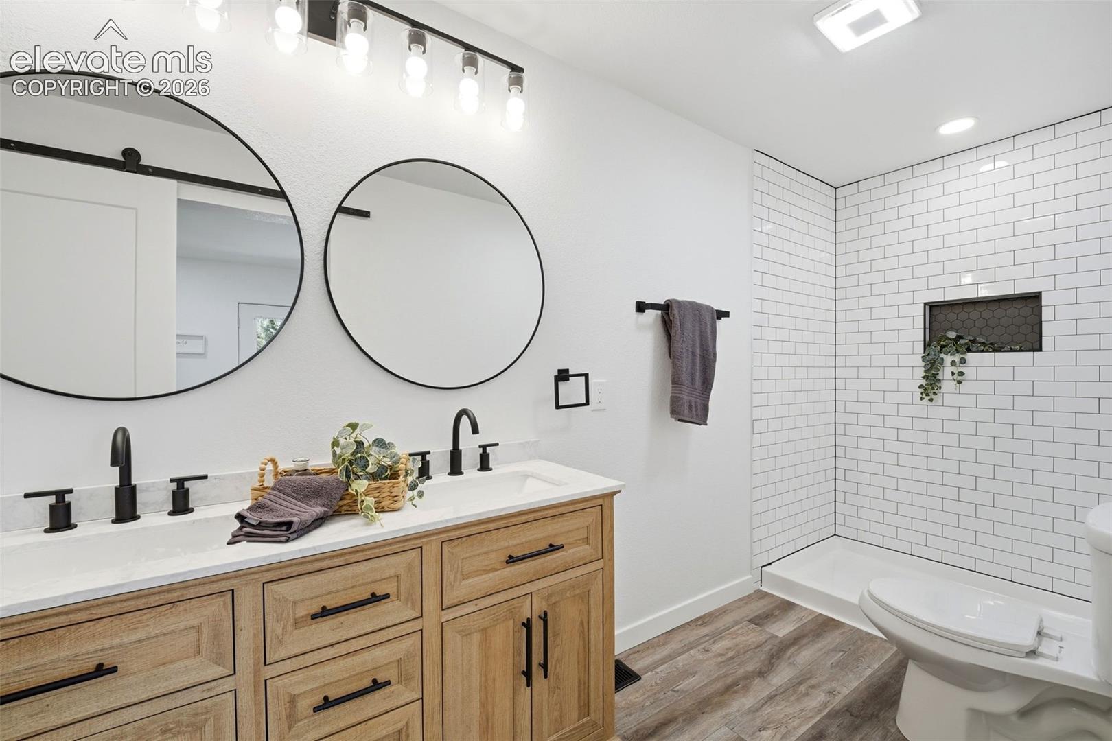 Listing photo 12 for 1361 S Tonalea Drive