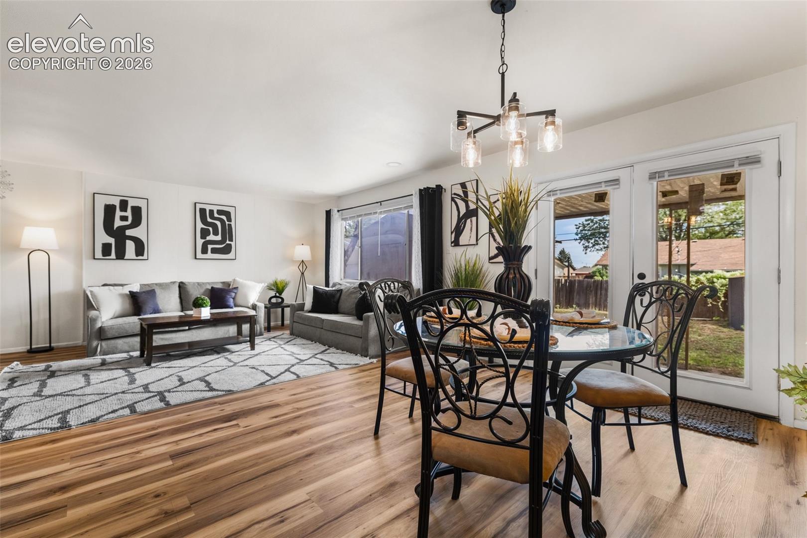 Listing photo 2 for 1818 Maplewood Drive