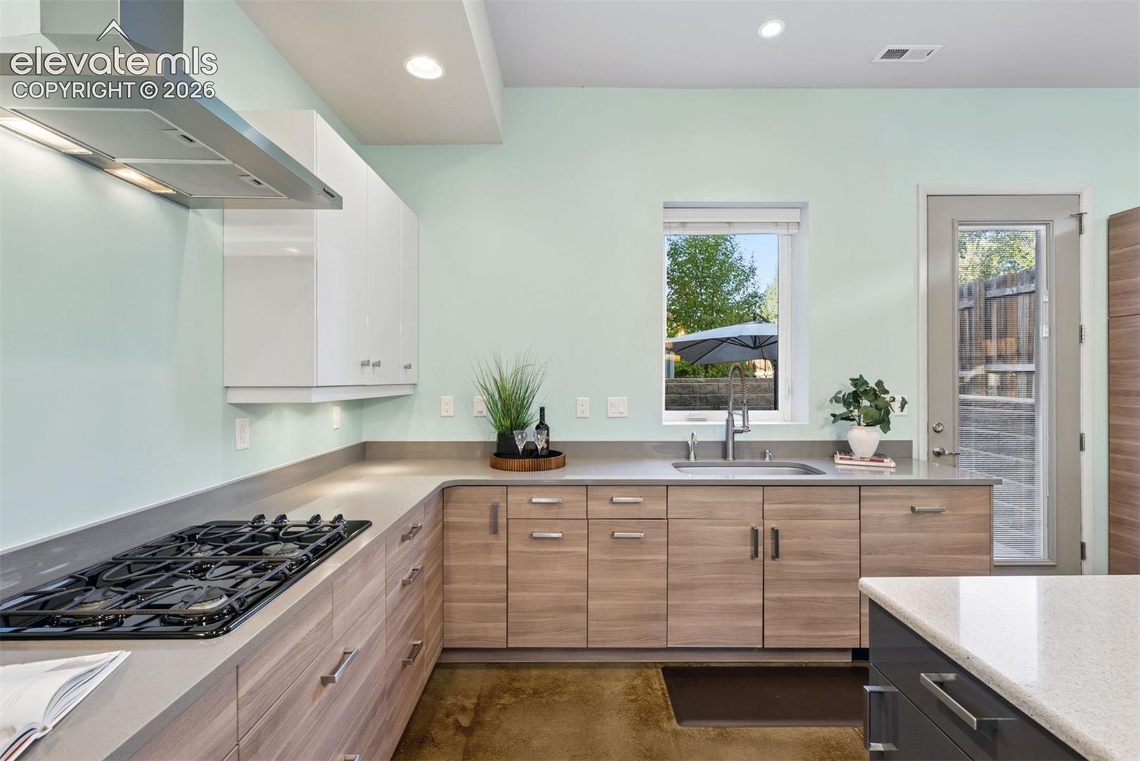 Listing photo 22 for 815 W Jefferson Street