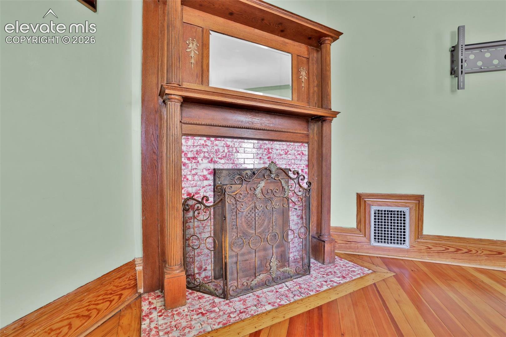 Listing photo 12 for 1302 E Platte Avenue