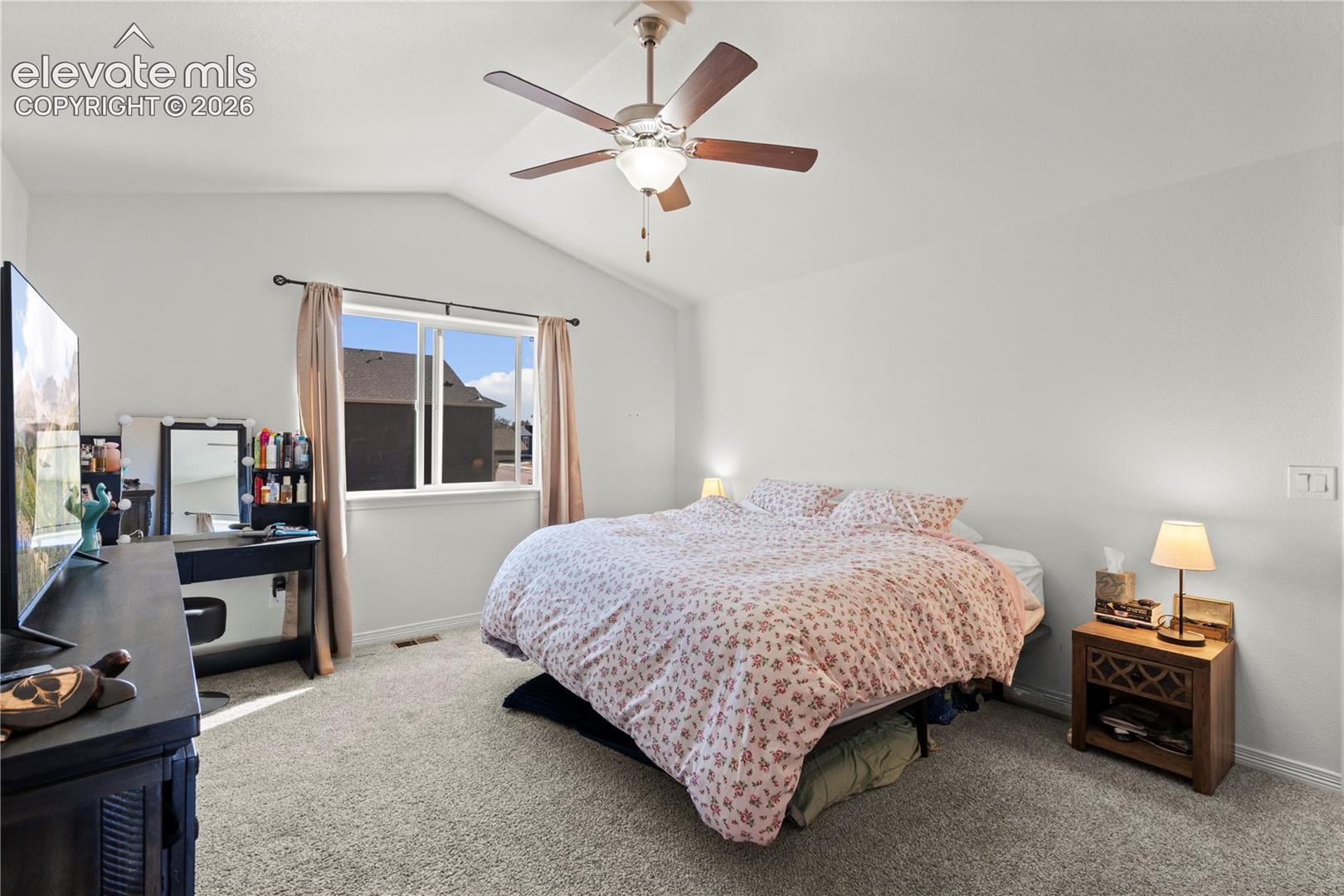 Listing photo 15 for 924 Bidwell Drive
