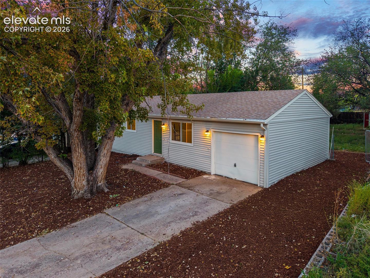 Listing photo 9 for 3928 E Pikes Peak Avenue