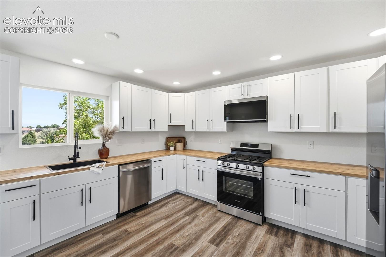 Listing photo 6 for 1361 S Tonalea Drive
