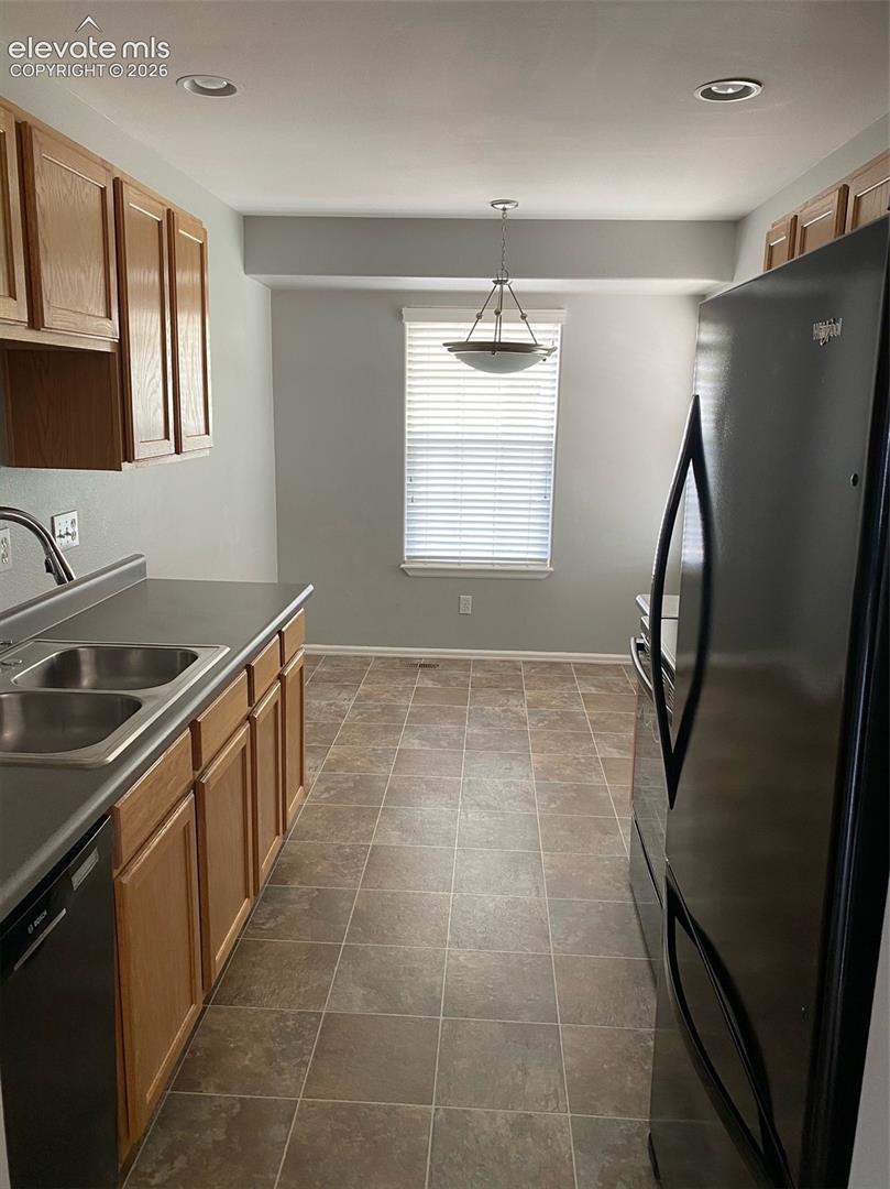 Listing photo 3 for 76 Vale Circle