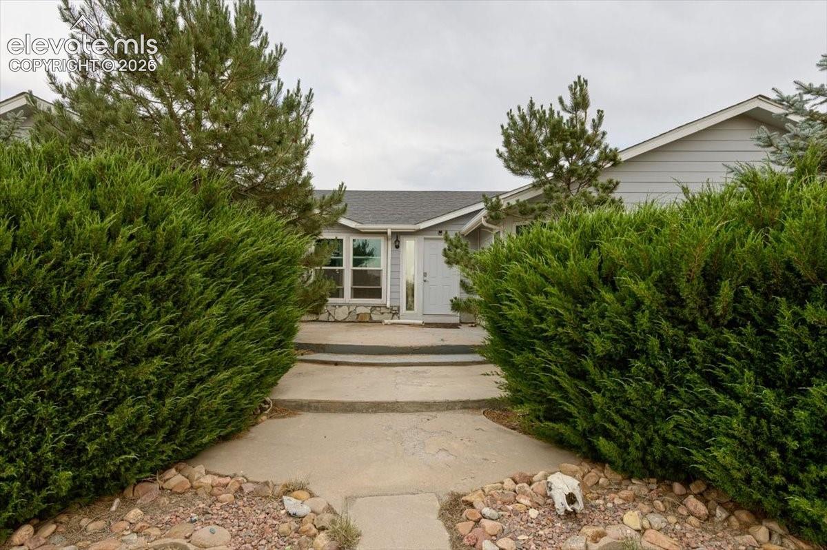 Listing photo 3 for 544 N Raymont Drive