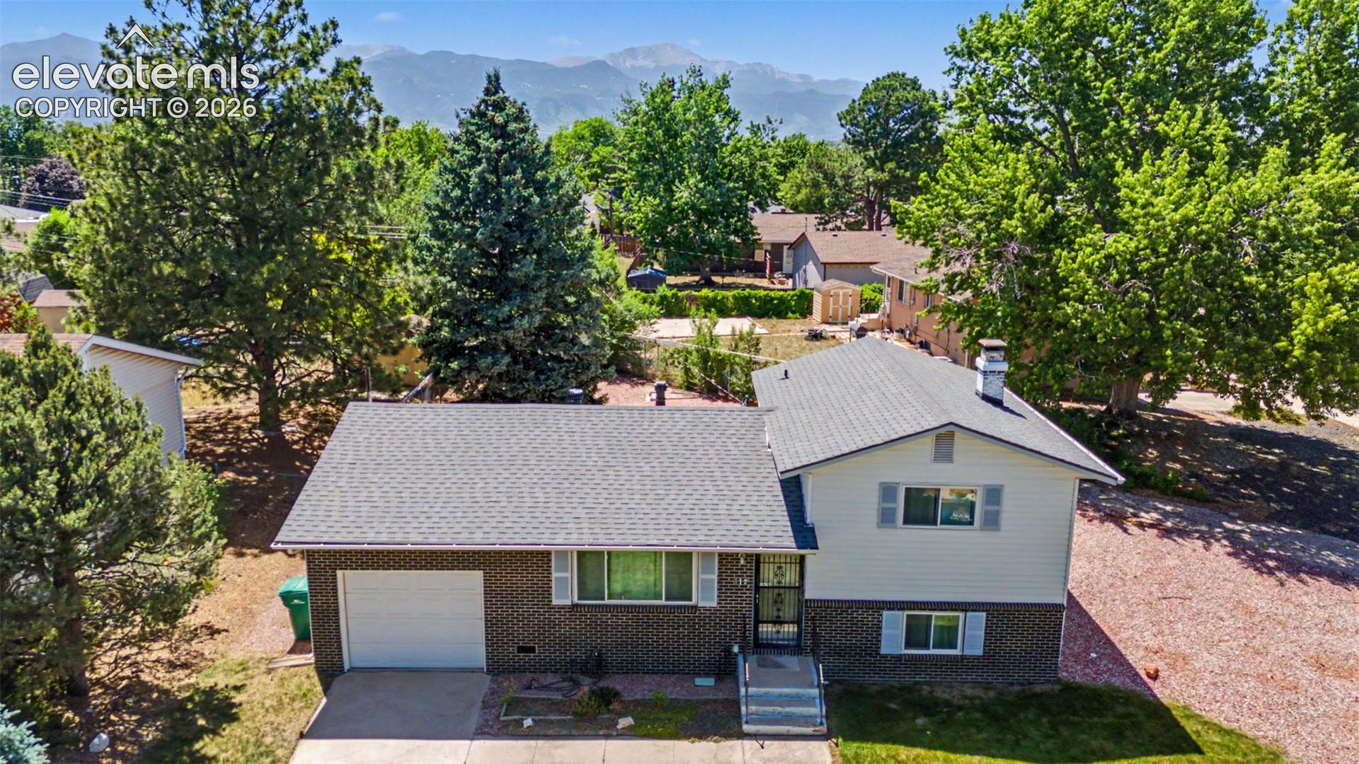 Listing photo 3 for 712 Lansing Drive