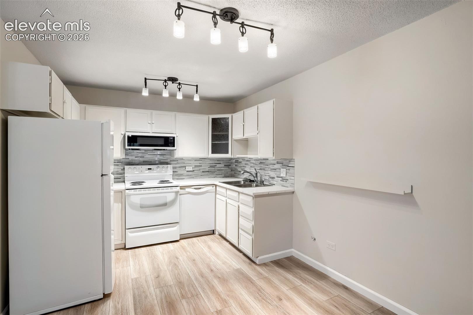 Listing photo 6 for 680 S Alton Way 1B
