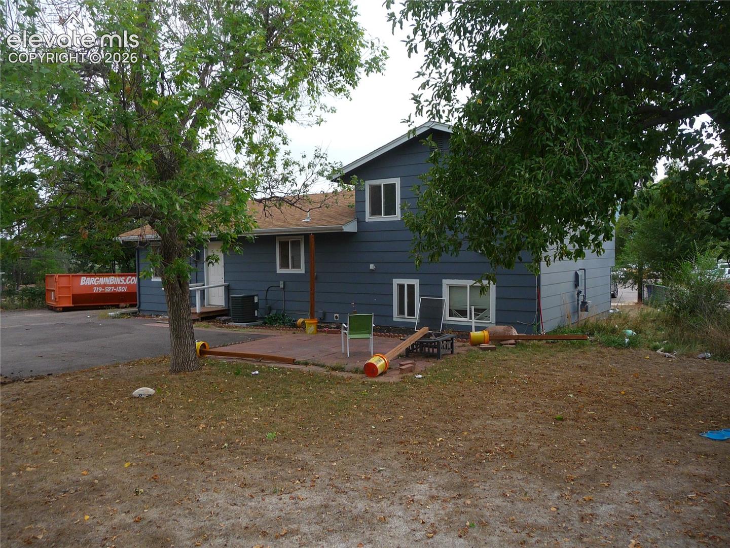 Listing photo 3 for 2919 Fremont Drive