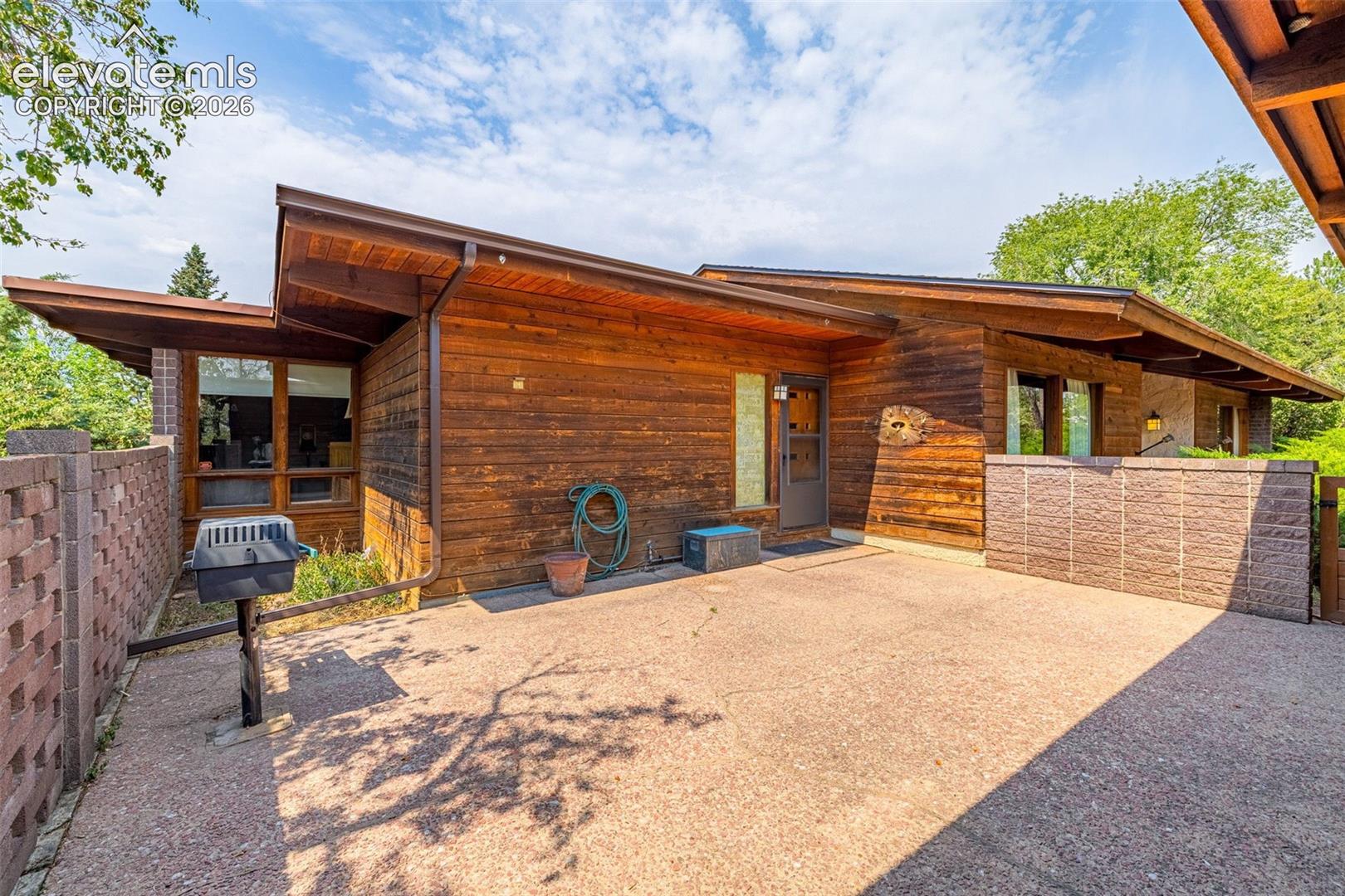 Listing photo 4 for 1210 E High Point Lane