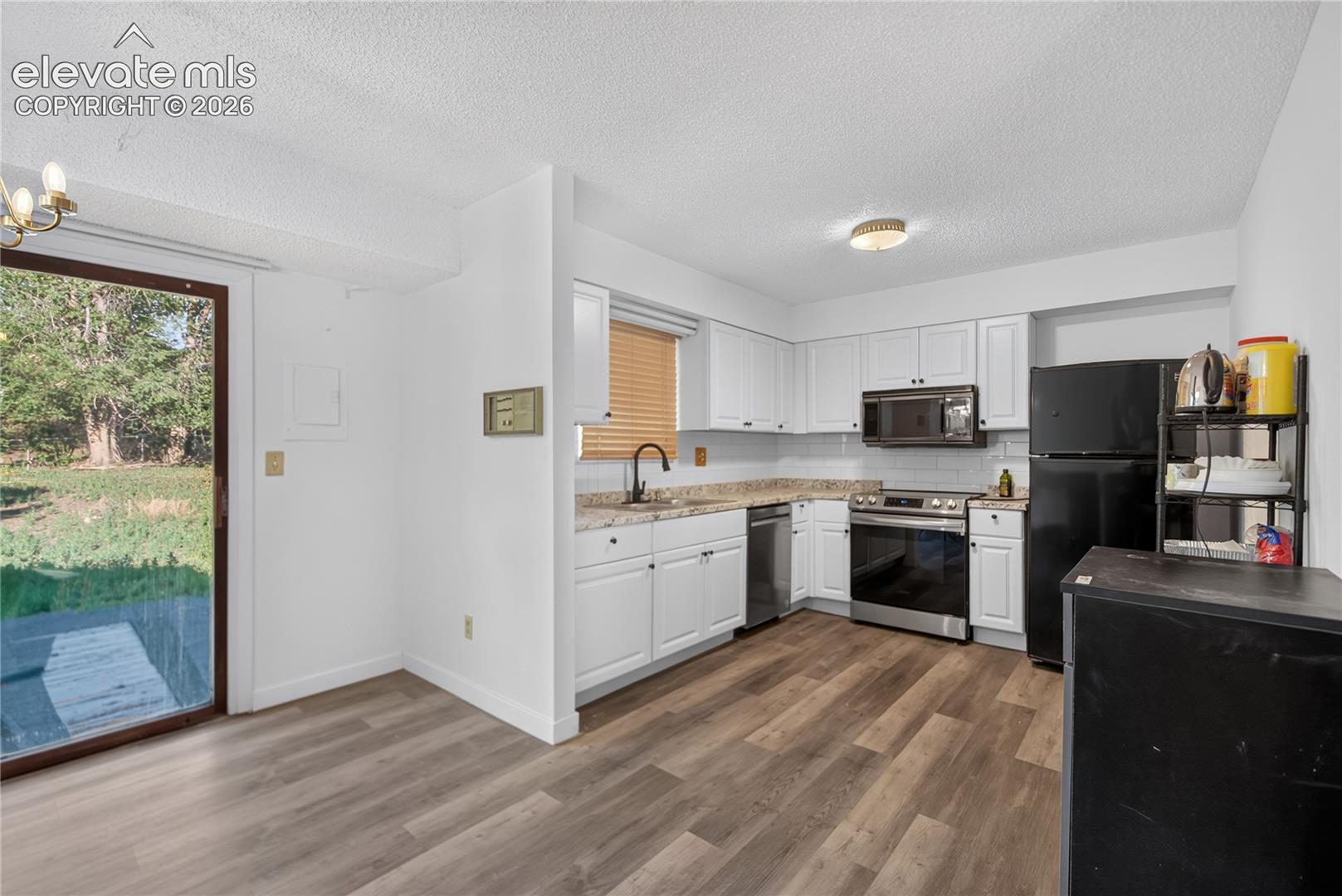 Listing photo 4 for 4850 Windward Circle