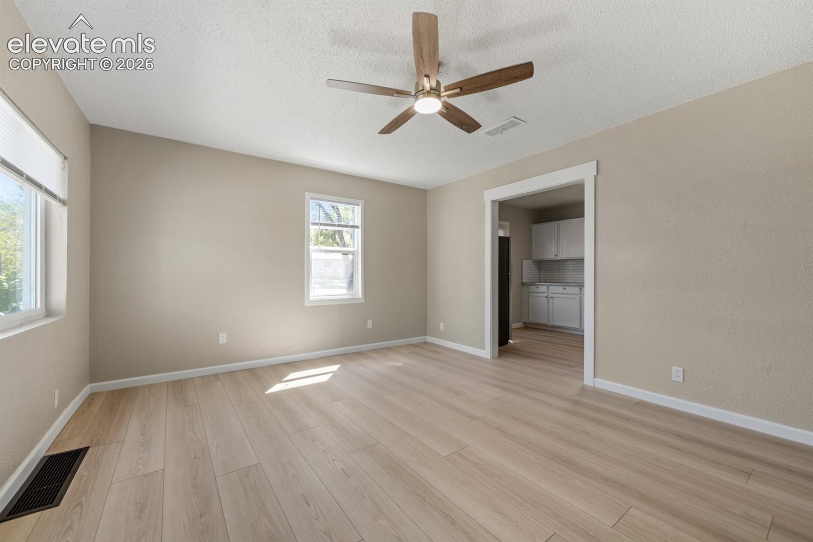 Listing photo 4 for 2102 W 29th Street